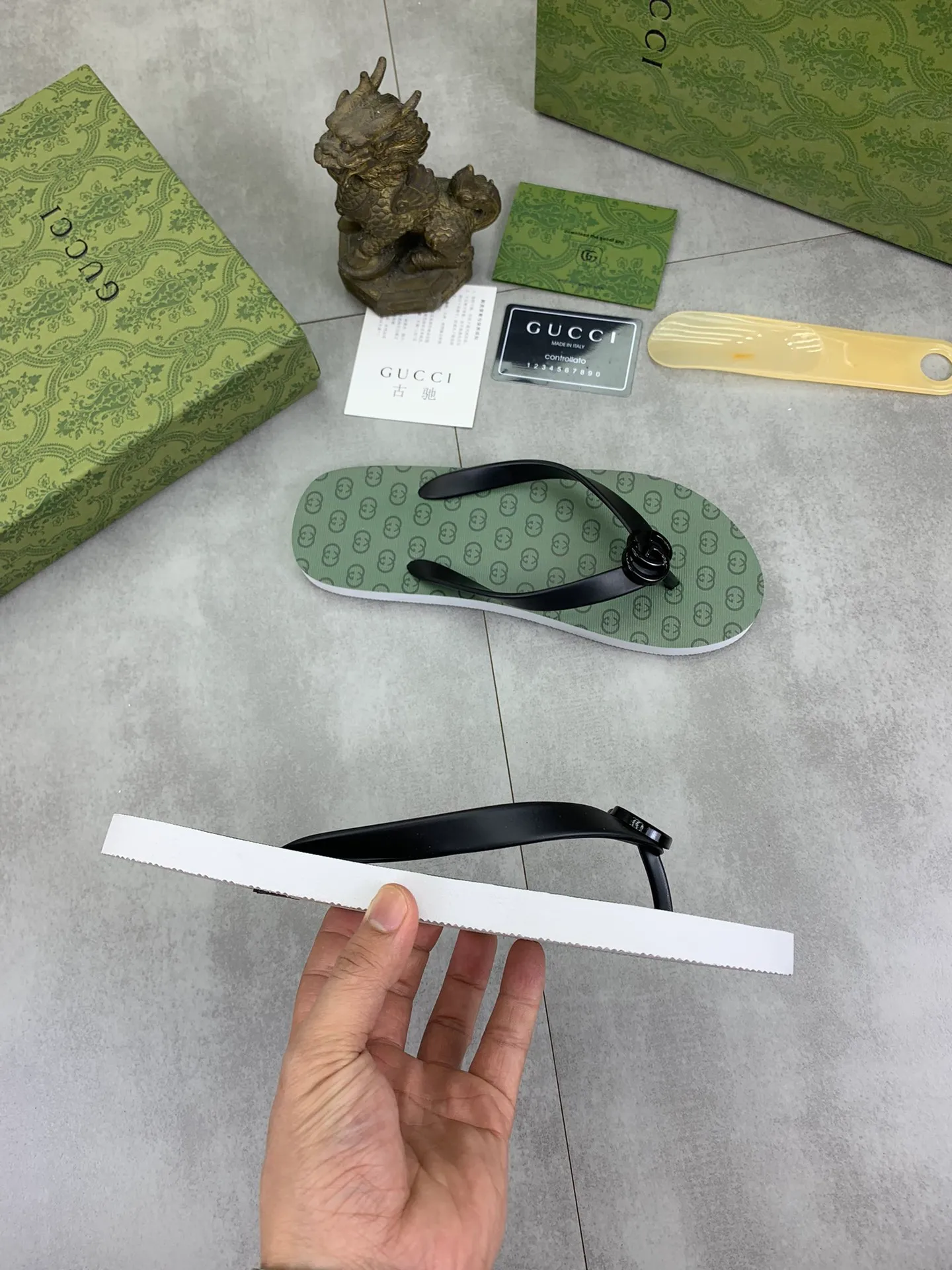 Men's men's shoes 💰P220💰【New style】🆘【GUCCI】Official website's popular Gucci adult couple 🧑‍🤝‍🧑 style, children's flip-flops are on sale at the counter simultaneously! Original fabric imported from Italy. Original bottom provided by the original factory. Size: Adult 36-45. Children’s size: 30-37. Multiple colors available.
